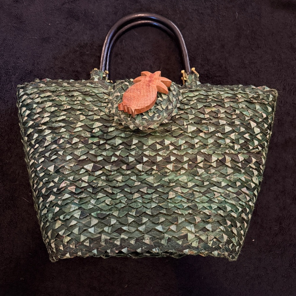 Elegant Green Woven Tote with Wooden Pineapple Detail